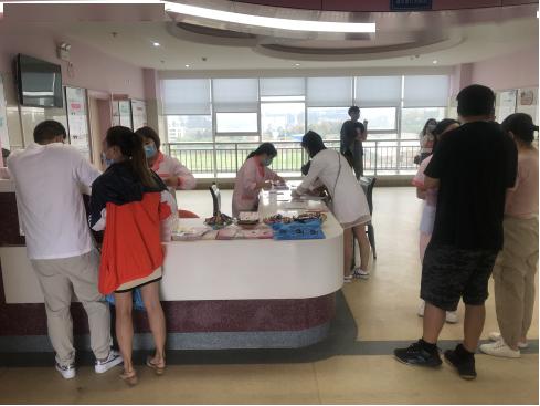 良辰吉日喜牽手，貼心服務保健康——安寧市婦計中心為184對新人提供免費婚檢與健康咨詢服務
