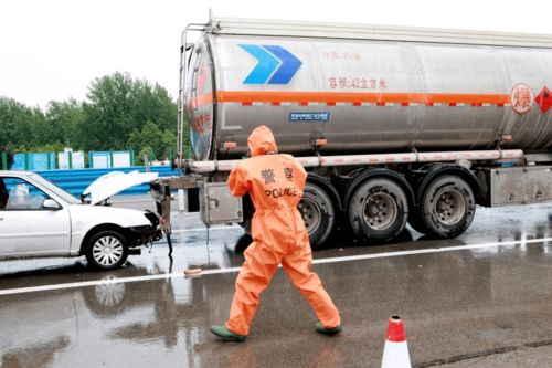 多部門聯(lián)動演練 無人機(jī)與機(jī)器人協(xié)同守護(hù)高速危貨運(yùn)輸安全