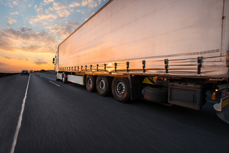 道路貨物運輸的動脈 卡車集裝箱在現代物流中的核心角色